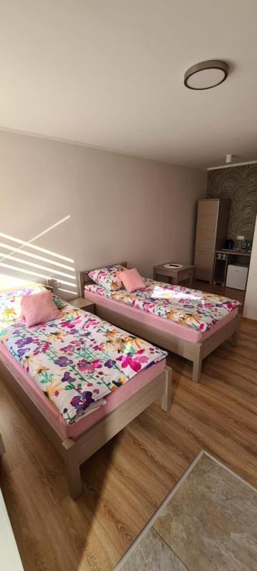 Pod Kogucikiem Aparthotel Krzyzanowice Kültér fotó